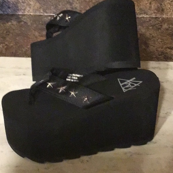 Yru platform flip flop thong sandals. Gothic/rocker - Picture 3 of 4